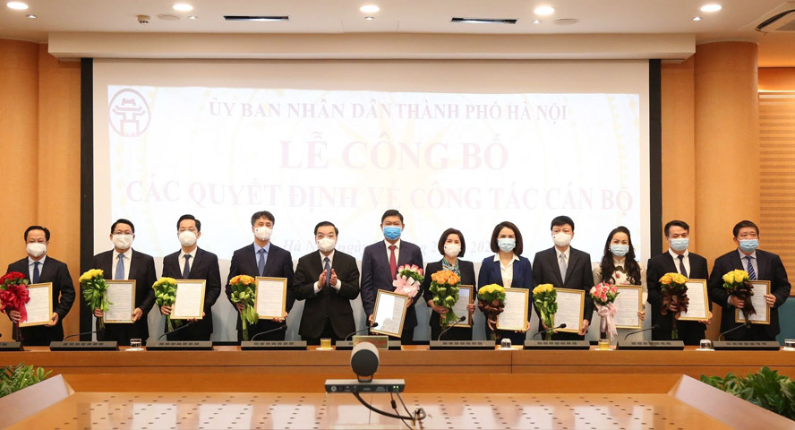 Hanoi appoints new department directors and People's Committee Office Chief