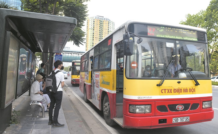 Hanoi eases social distancing on public transport since March 8