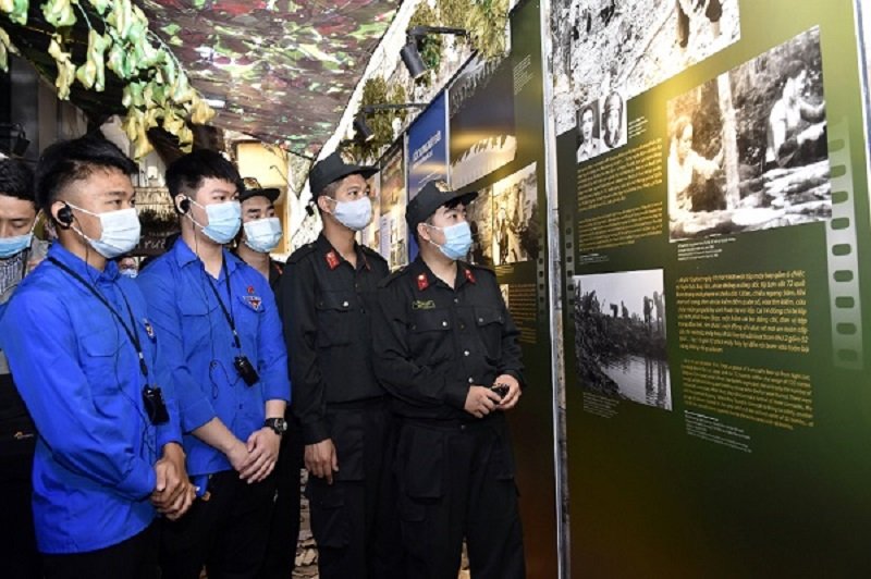  Exhibition "A Lively Era" showcases courage of Vietnamese youth during wartime