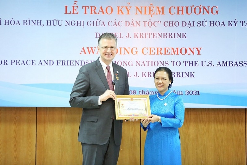 Daniel Kritenbrink awarded medal for contributions to Vietnam-US relations 