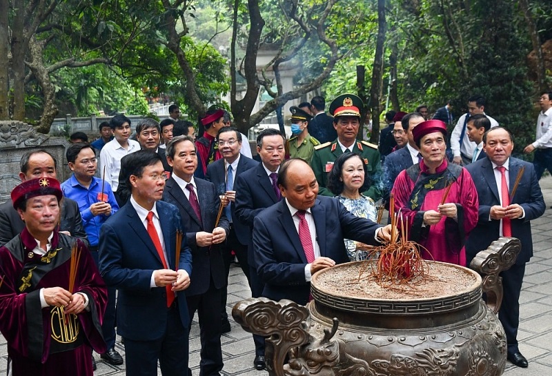 Vietnam president makes incense offering to Hung Kings 