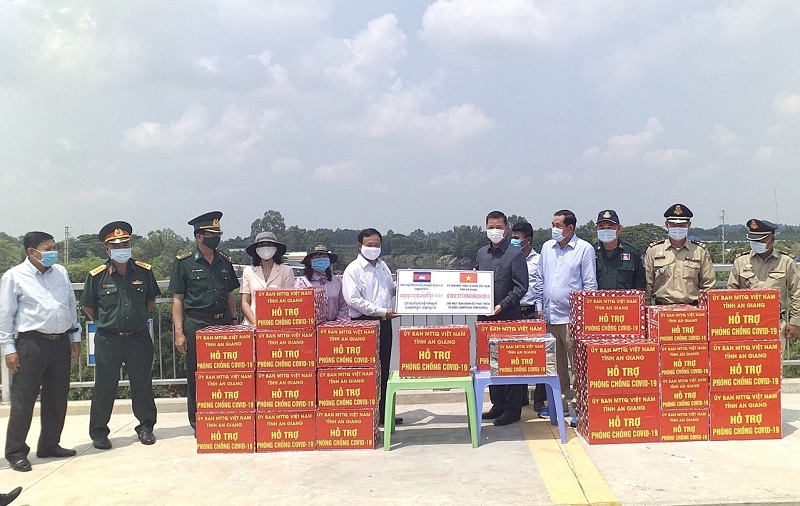 Vietnam hands over big Covid-19 relief to Cambodia