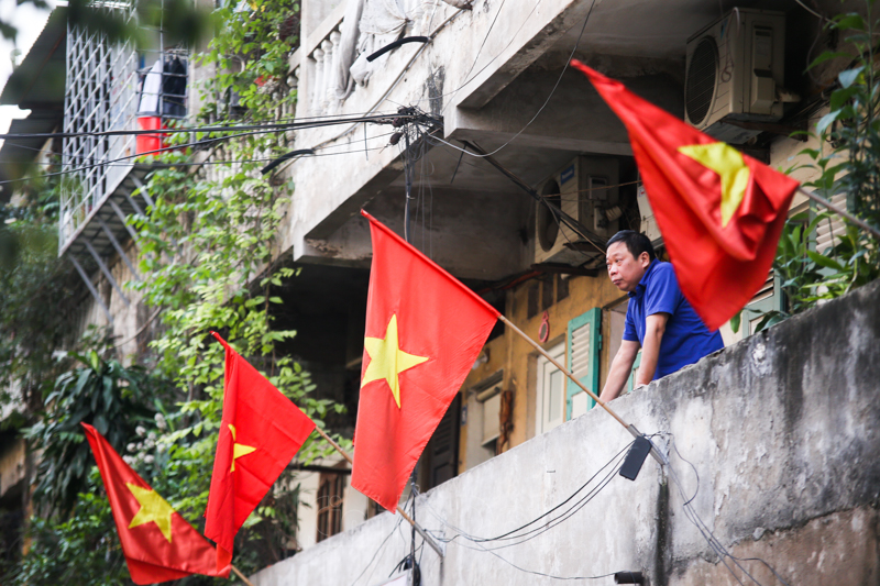 Hanoi colored in red on Reunification Day celebrations 