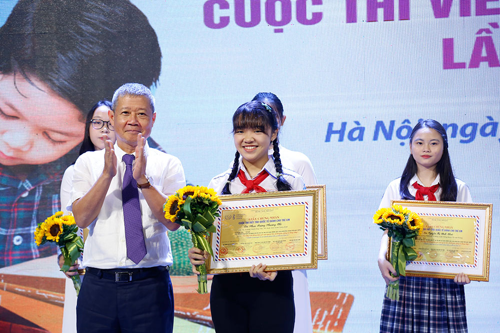 Hanoi student wins 2021 UPU writing contest