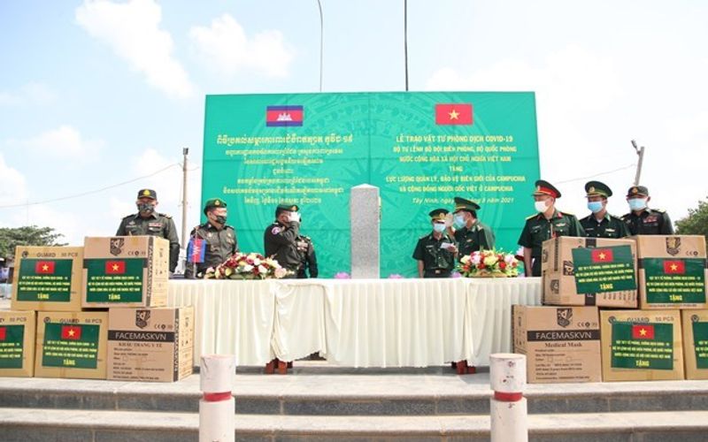 Vietnam hands over medical materials to aid Cambodia’s fight against Covid-19