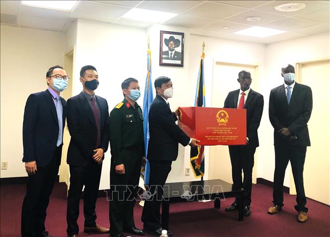 Vietnam supports South Sudan with medical equipment