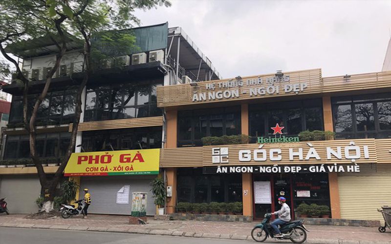 Hanoi closes restaurants and hair salons 