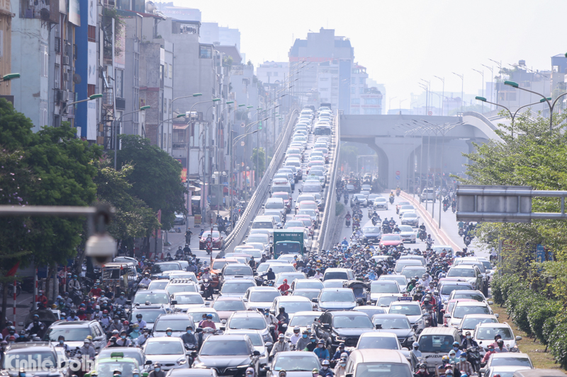 Hanoians struggle to keep cool under heat wave on street