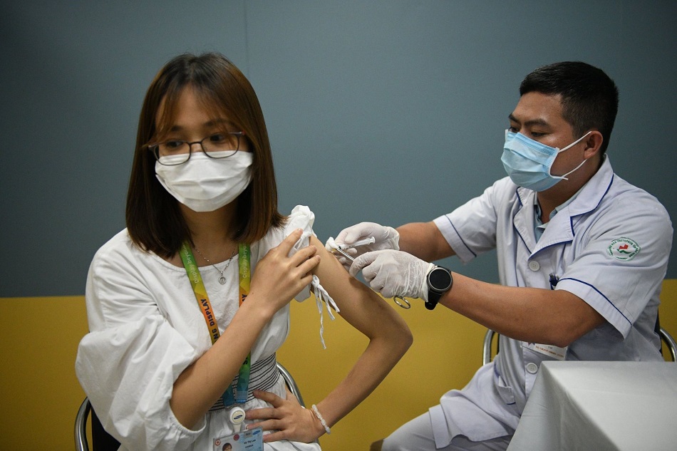 JUNE 1: Vietnam starts vaccinate Samsung workers 