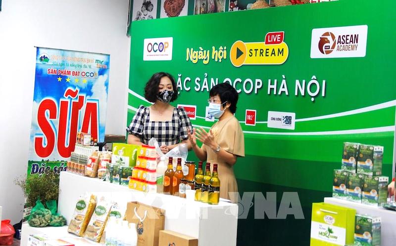 Hanoi livestreams to sell specialties