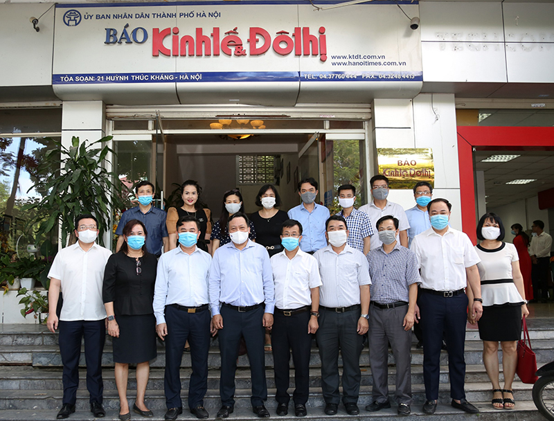 Hanoi Vice Pary Chief visits Kinh te & Do thi Newspaper