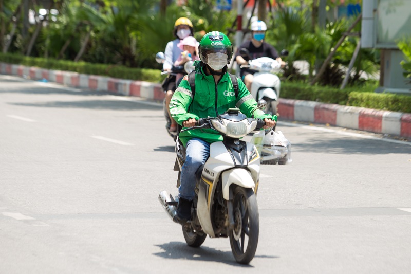 Shippers in Hanoi are busier as sit-down table service is banned