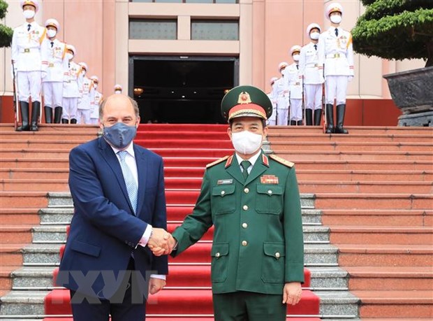 Vietnam, UK strengthen defense ties