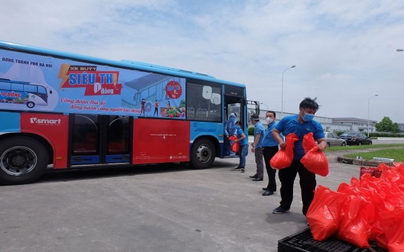 “Zero-dong store on bus” model eases hardship for pandemic-hit workers in Hanoi