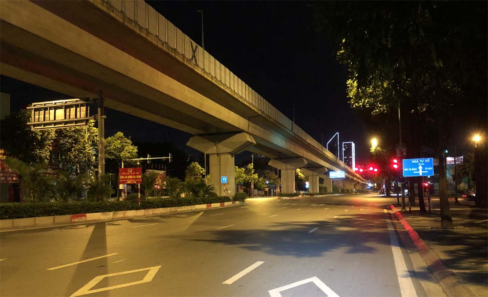 Partial lockdown creates quiet Hanoi streets at night