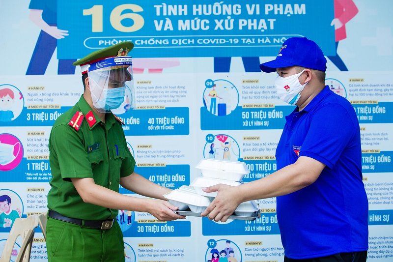 Great hearts of "blue-shirt volunteers" amid pandemic