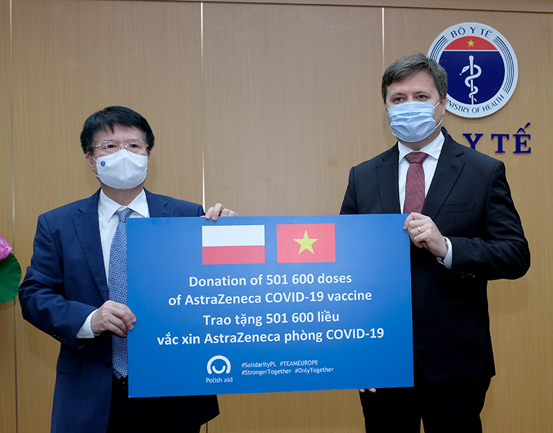 Vietnam: 1st non-European country receives Poland vaccine, medical equipment 