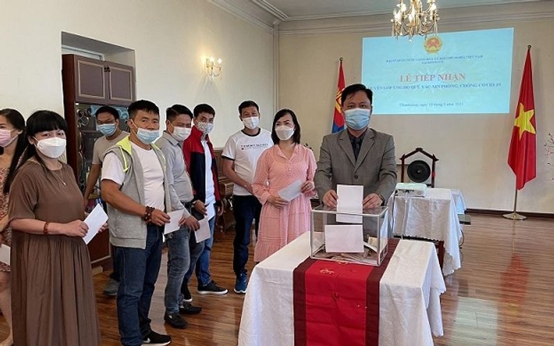 Photo of the Day: Vietnamese Embassy in Mongolia receives donations to support Covid-19 fight at home