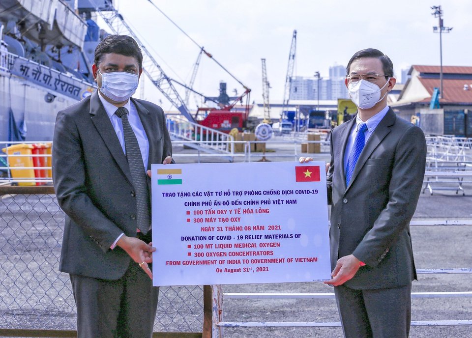 Indian warship brings oxygen to help Vietnam save lives 