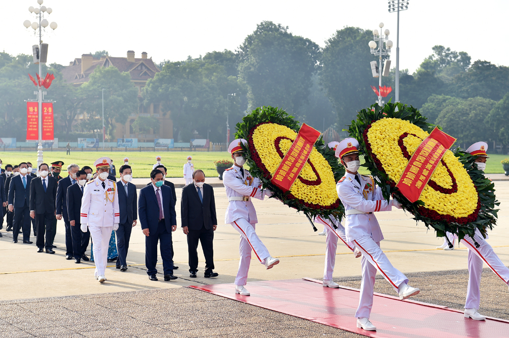 Vietnamese leaders pay tribute to President Ho Chi Minh