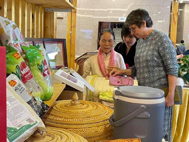 Hanoi honors nine outstanding citizens 