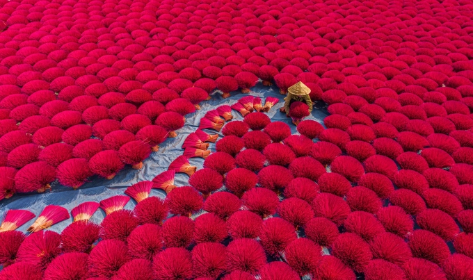 Busy incense village after social distancing