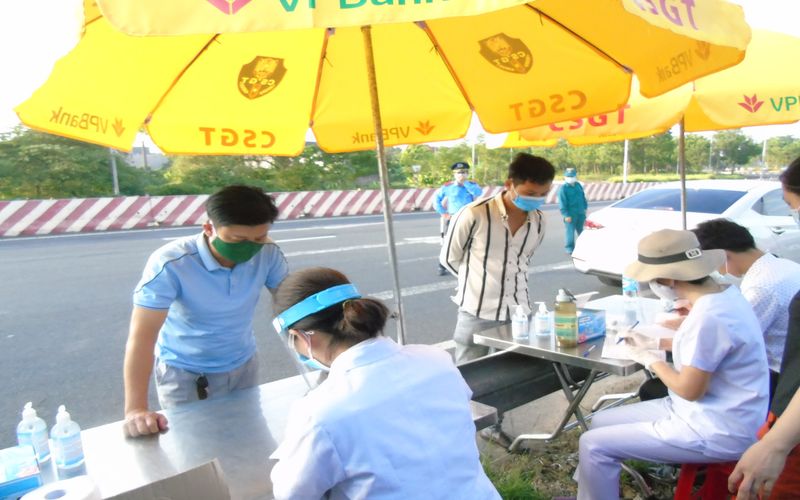 Hanoi stops checking people at the city’s entrances