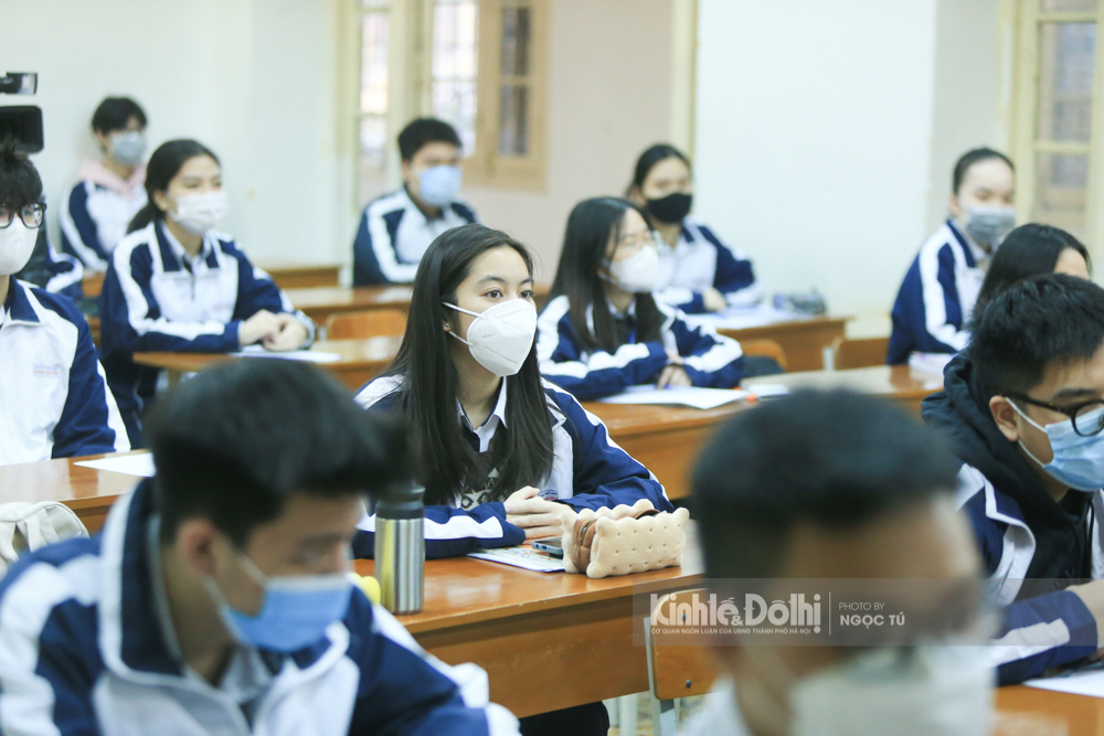 Hanoi resumes in-person classes for twelfth graders