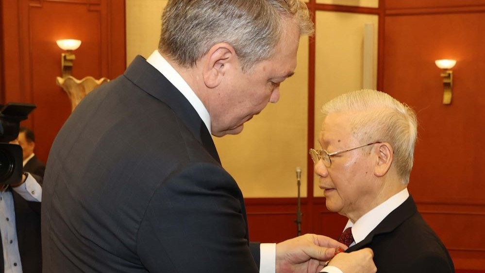 Vietnam's Party leader awarded Lenin Prize