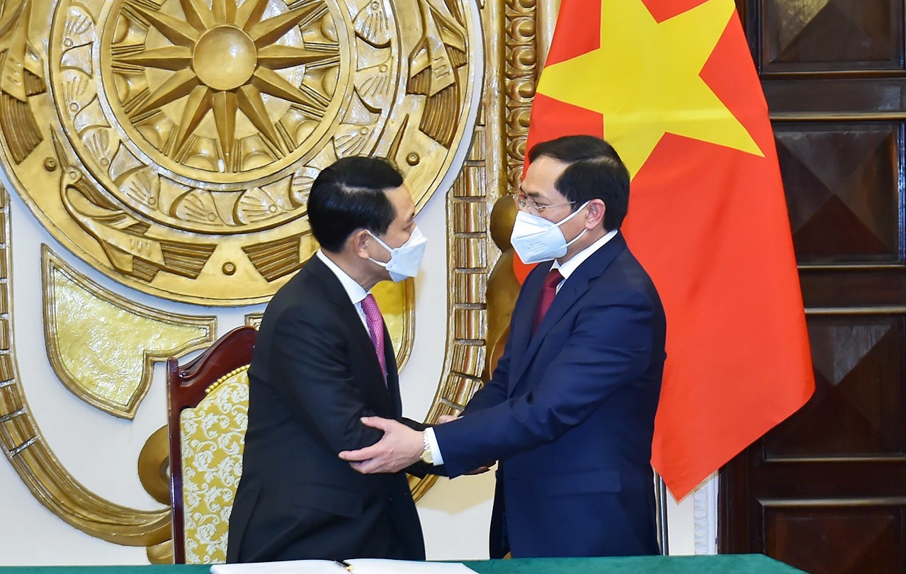 Vietnam, Laos cement ties 