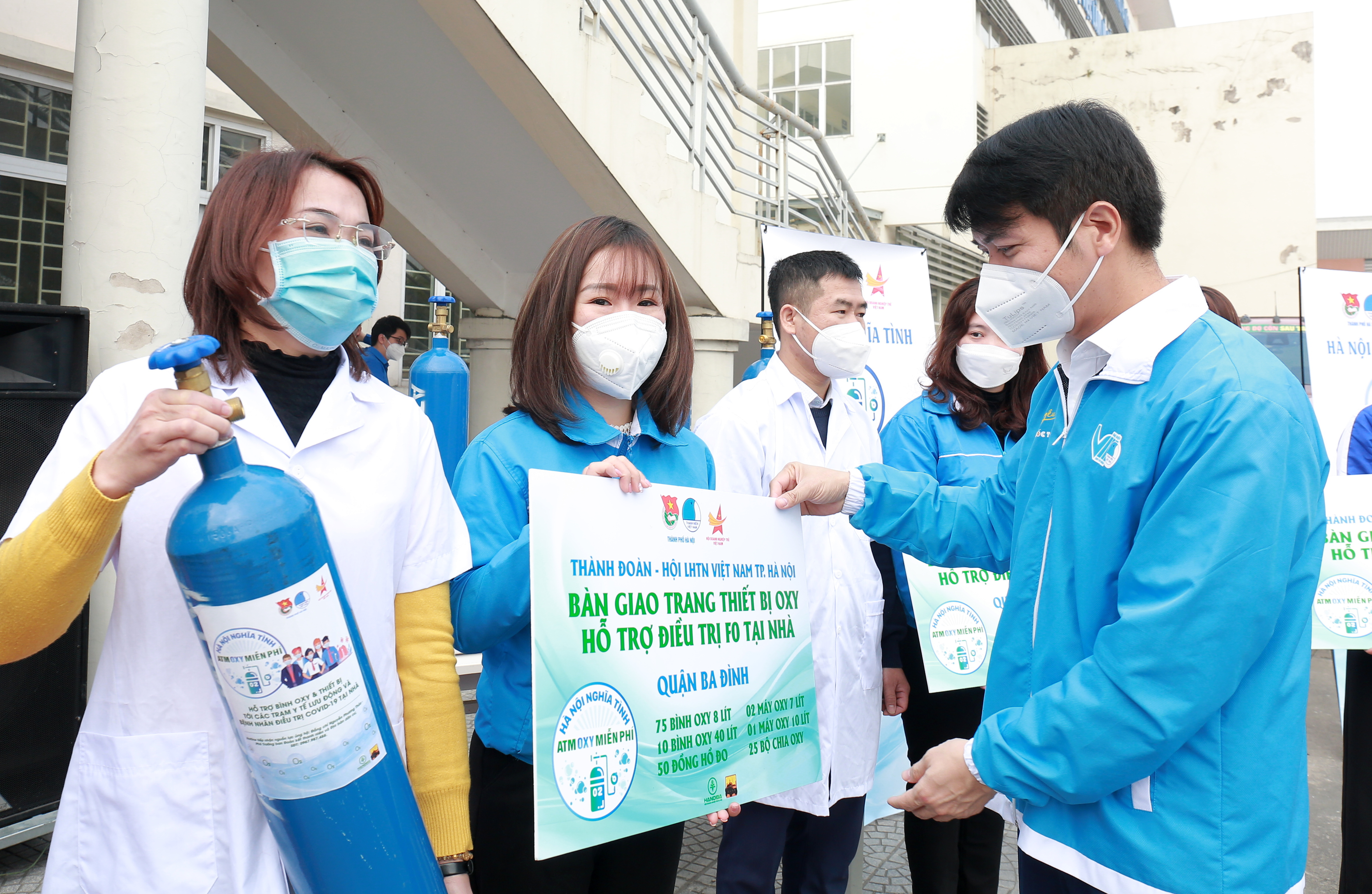 Hanoi provides free oxygen tanks to support Covid-19 patients treated at home