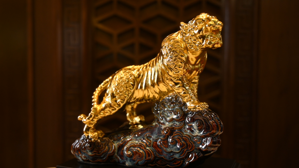 24k gold-plated tiger sculpture for Lunar New Year decoration