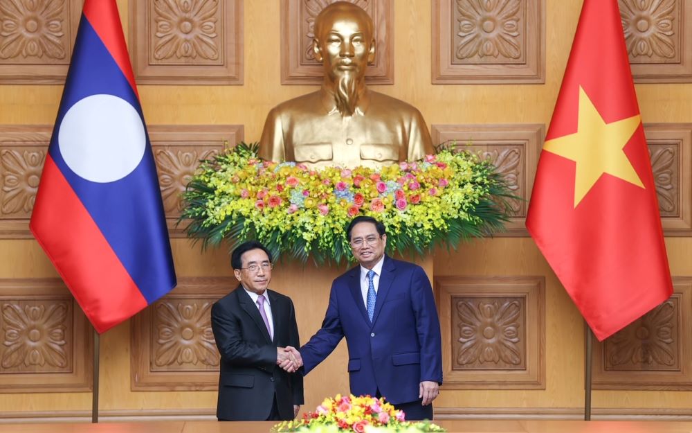 Lao PM arrives in Hanoi, 1st guest of Vietnam in 2022 