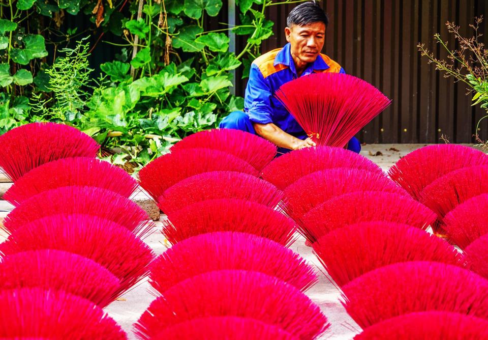 Busy Quang Phu Cau incense-making villages ahead Tet Holiday