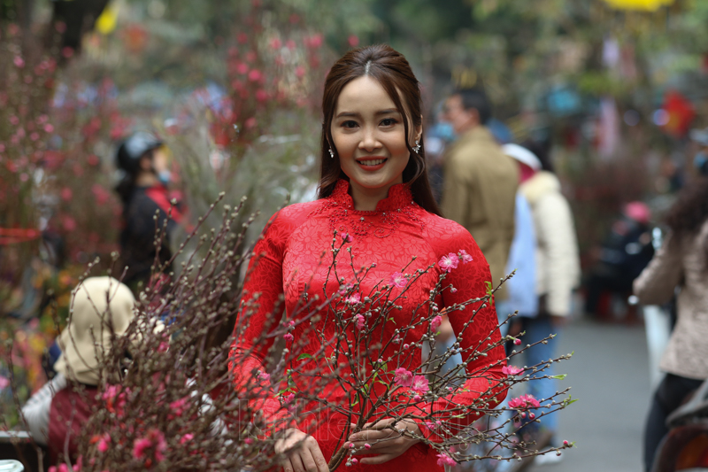 Hanoi: Hang Luoc Flower market opened 