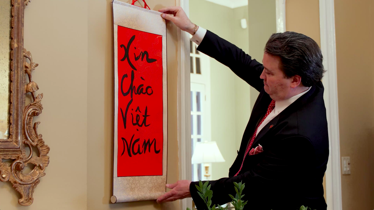 US Ambassador tries Vietnam traditional calligraphy on Lunar New Year