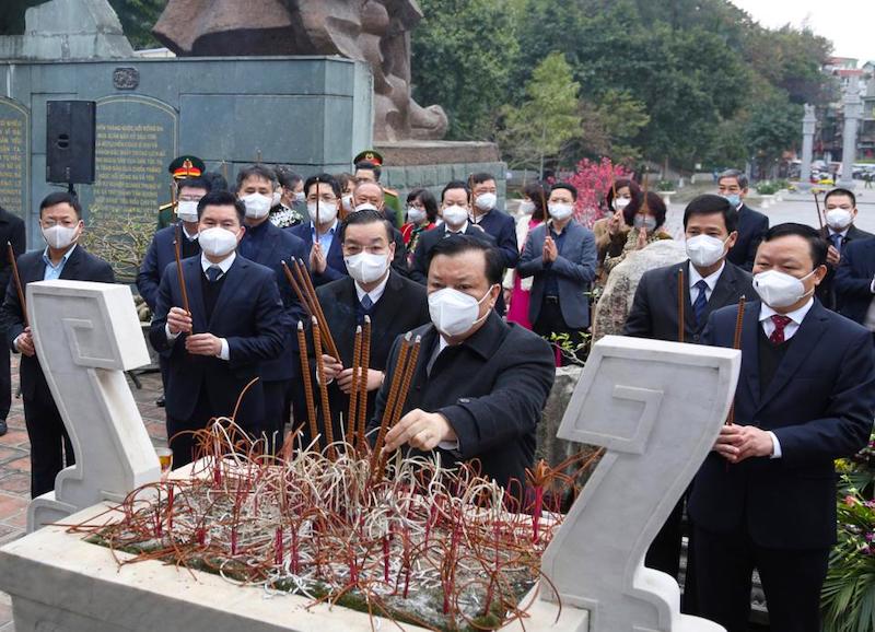 Hanoi’s leaders offer incense to King Quang Trung at Dong Da Mound