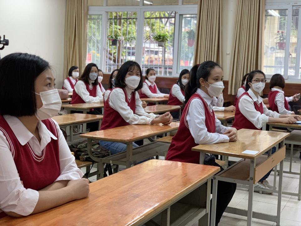 Students from grade 1 to 6 in suburban Hanoi to resume in-person classes