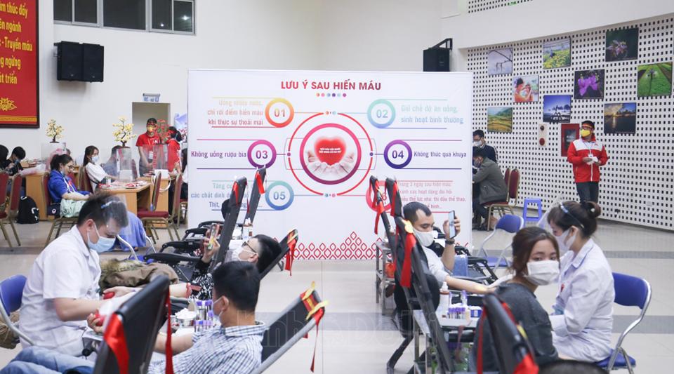 Hanoi hopes to receive 7,000 blood units from donors this month