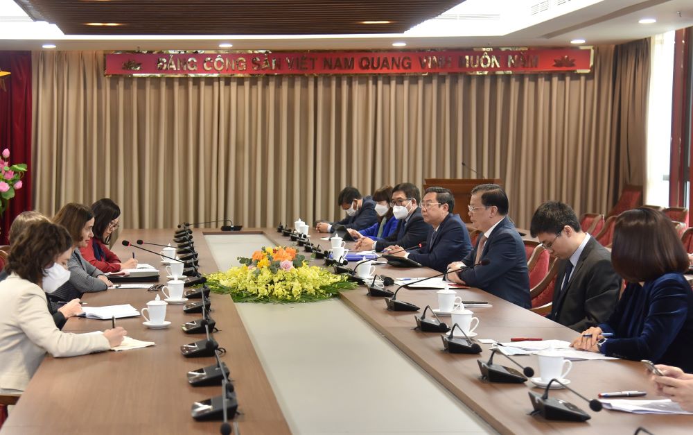 Australia expected to support Hanoi in education development