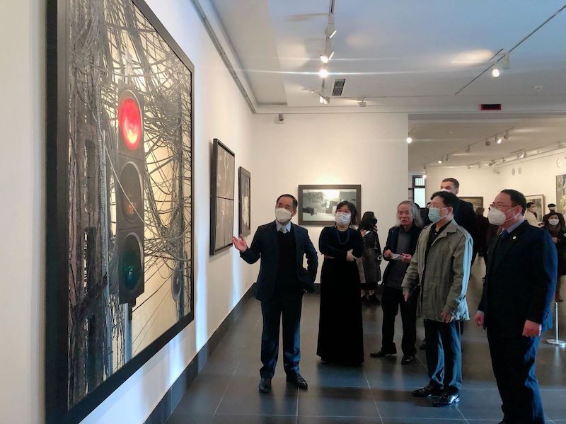 Hanoian visitors enjoy space for Vietnamese contemporary art