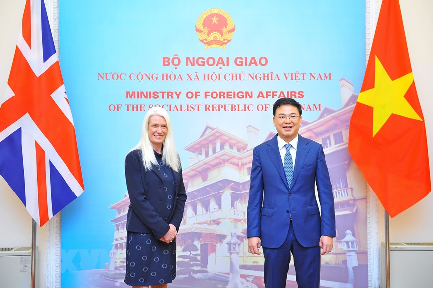 UK to assist Vietnam in reducing carbon emission, energy transition