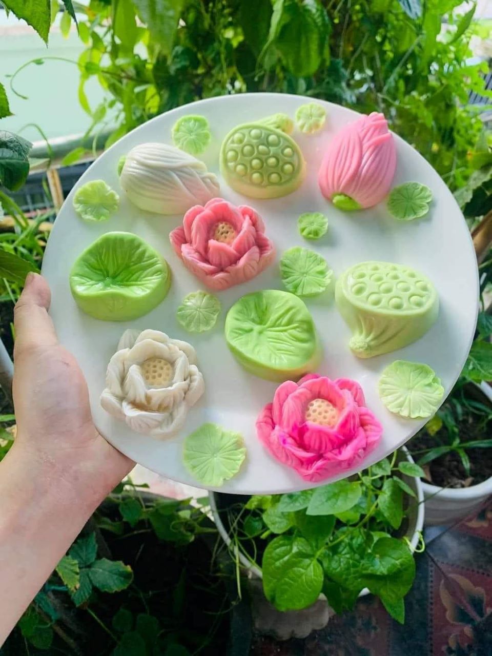 Hanoian prepares floating cakes for Han Thuc Festival