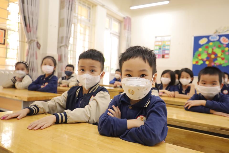 Hanoi welcomes grade 1-6 students back to school amid tight medical control