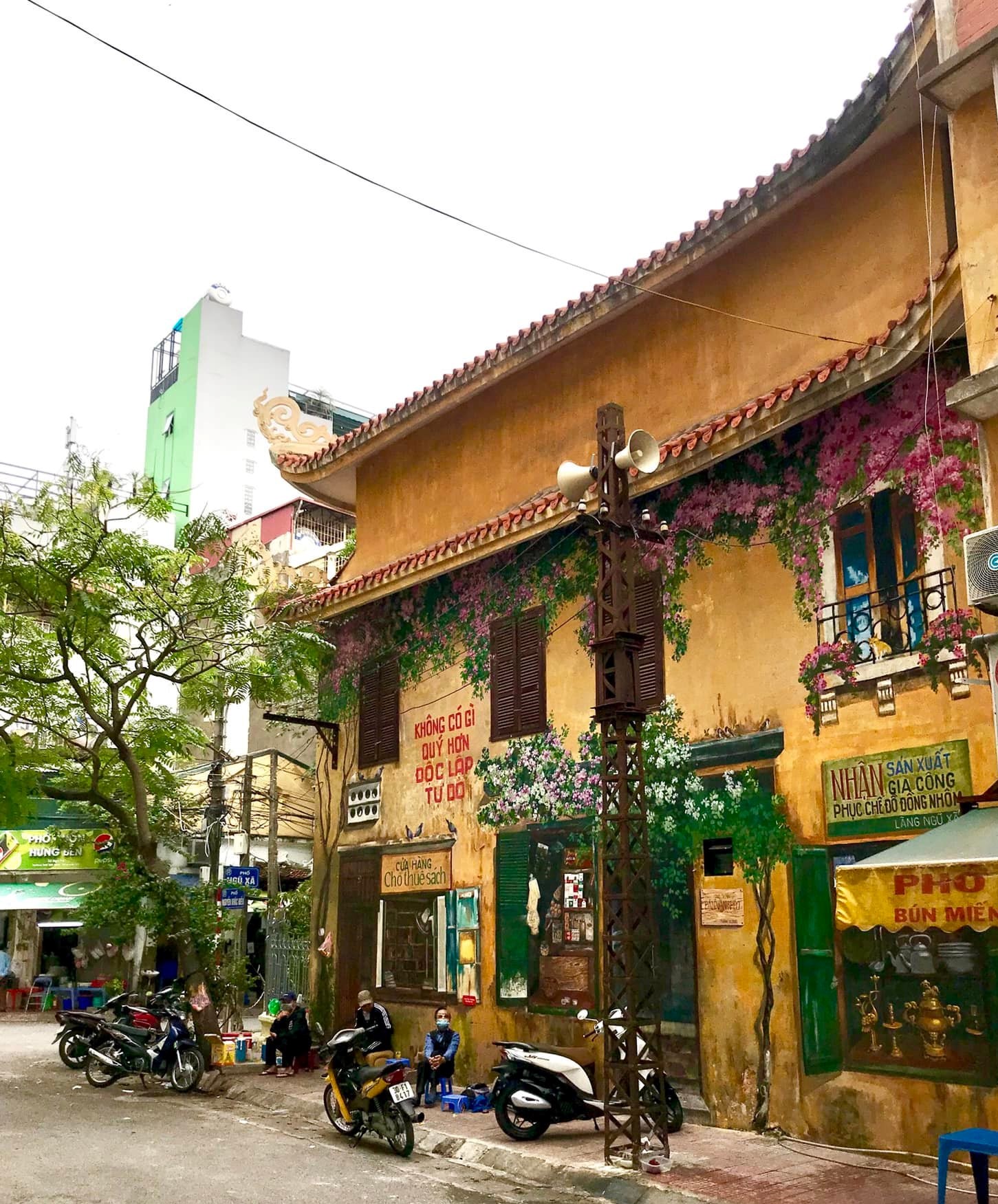 Hanoi mulls opening nighttime culinary-pedestrian quarter by Truc Bach Lake