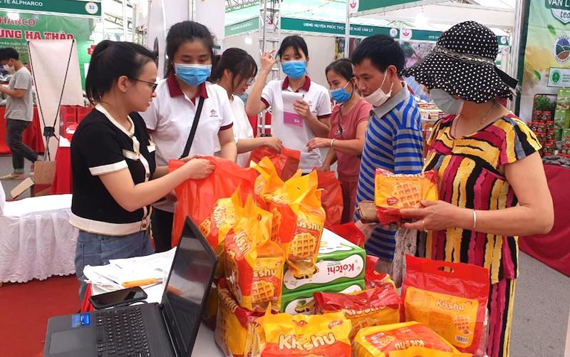 Hanoi hosts fair for safe farm produce  