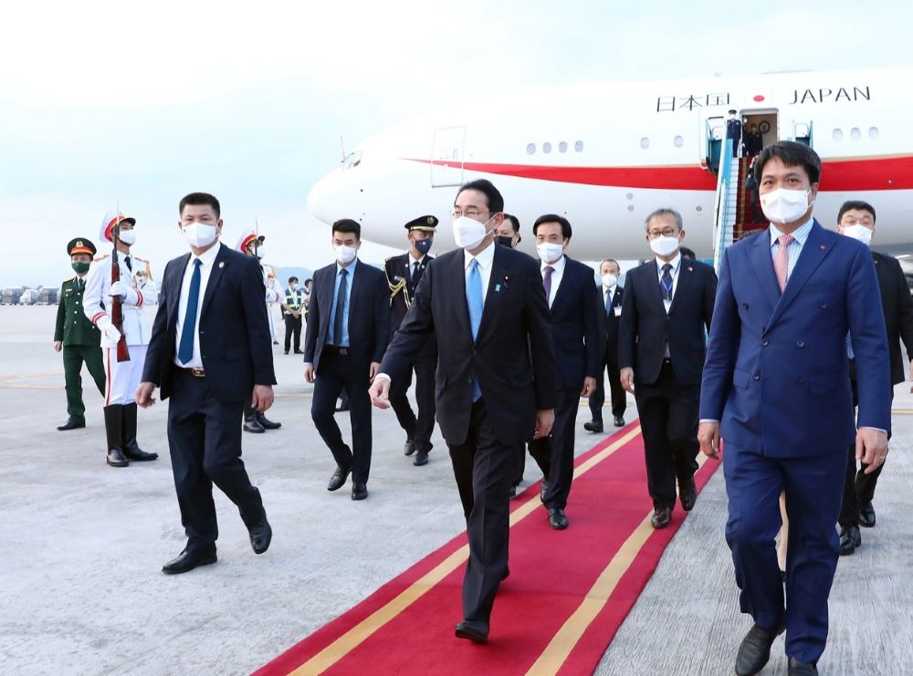 Japan PM Kishida arrives in Hanoi for 1st Vietnam trip 