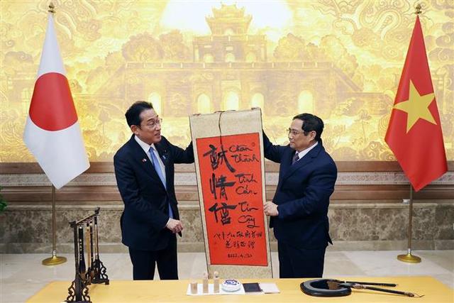 Vietnam PM presents Kishida Fumio with calligraphy