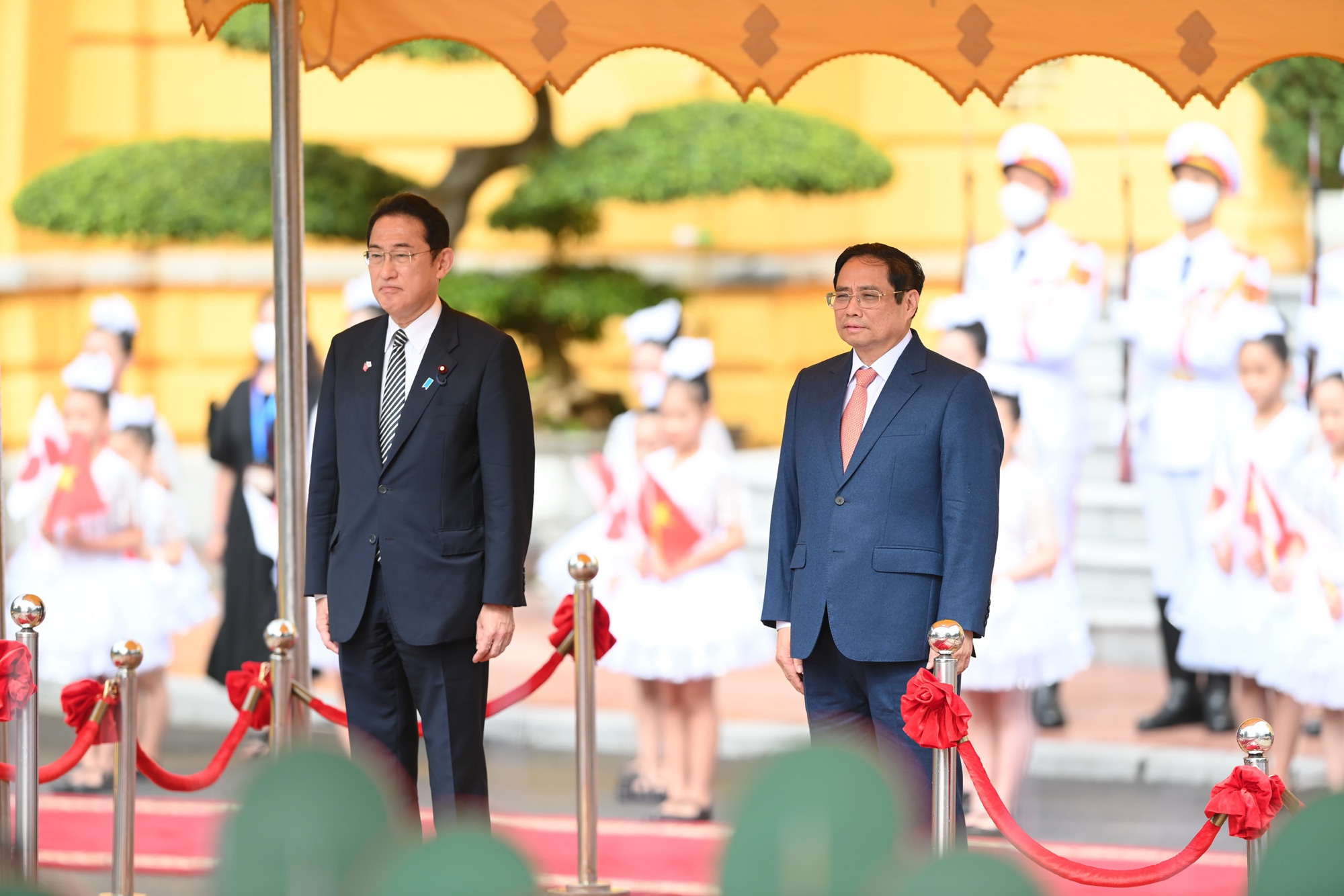 Japan PM warmly welcomed in Vietnam 