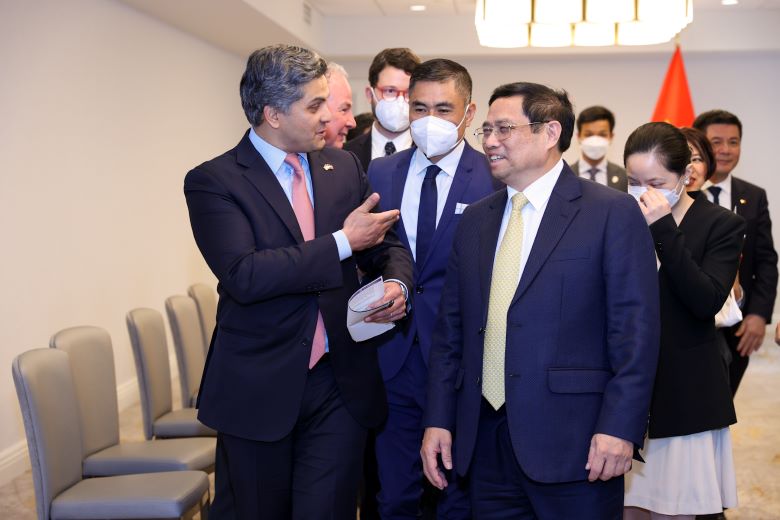 Vietnamese PM meets American giant corporations in Washington